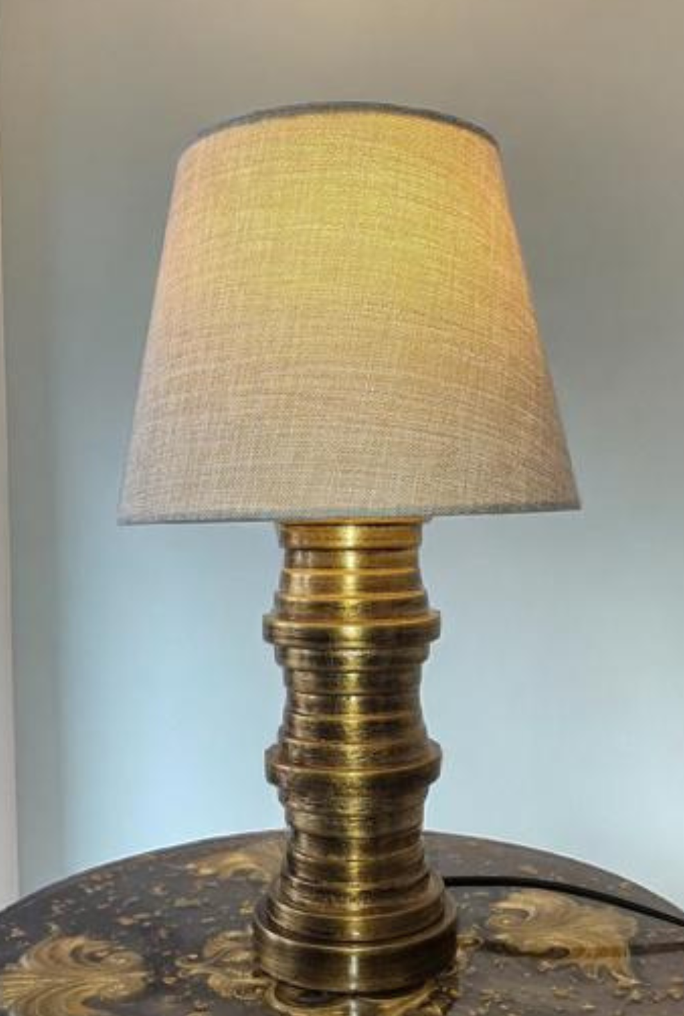 Candeeiro Dourado Envelhecido com Cúpula Abajur em Linho em Detalhe