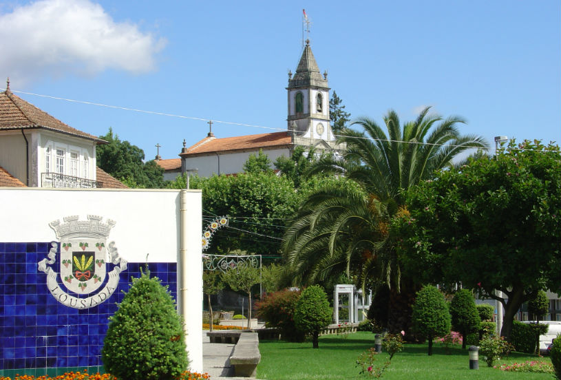 Vila de Lousada no Porto. Igreja e praça